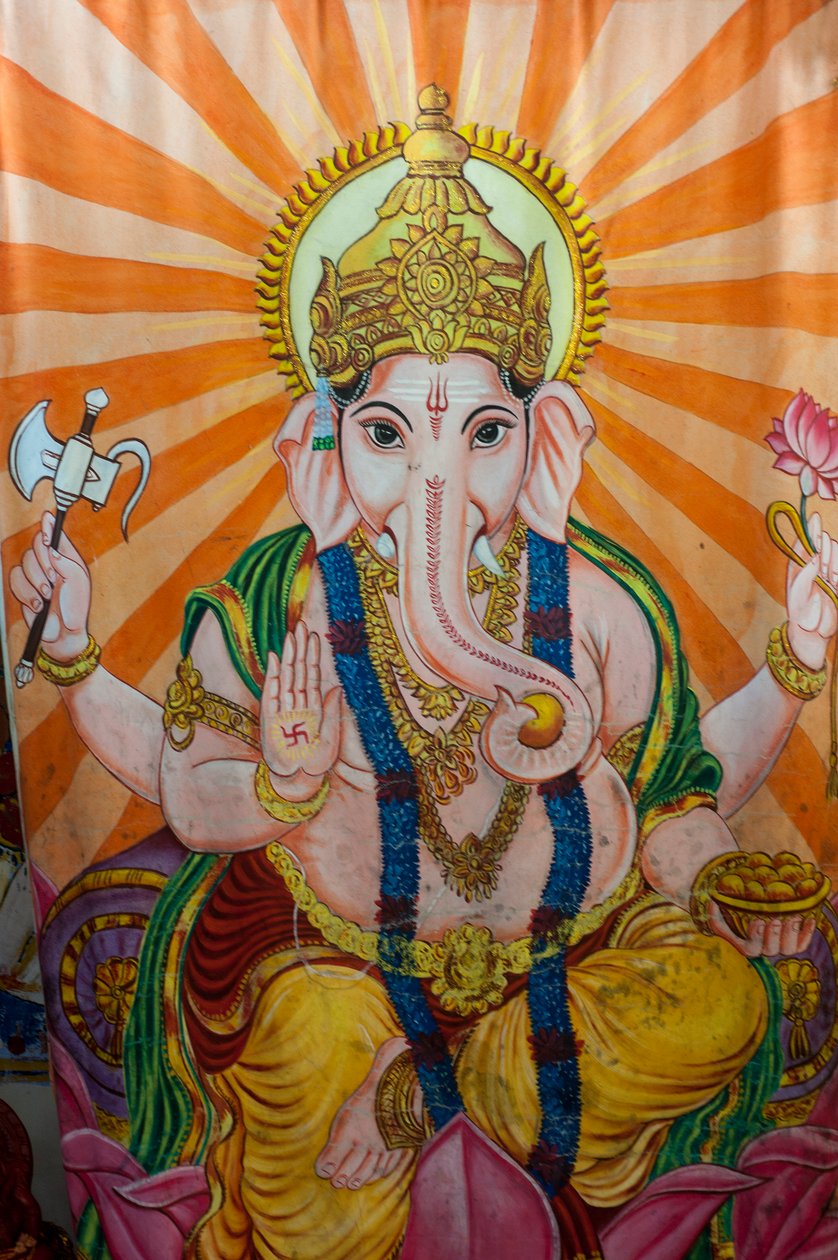 Dipinto della divinità elefante Ganesh, su uno schermo, nel villaggio di Kovil, a Tirukovil, Sri Lanka. 29 maggio 2010 da Unknown
