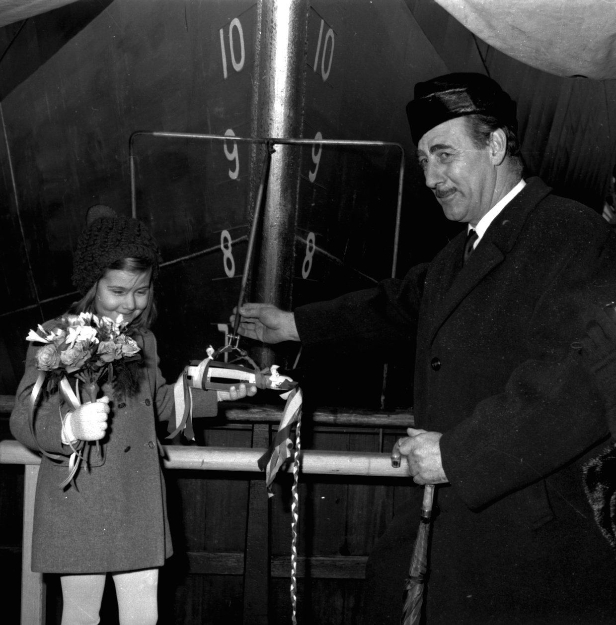 Una giovane sponsor si prepara a lanciare Nicola, il primo SD14, al cantiere navale di Southwick, Sunderland, 29 dicembre 1967 da Unbekannt Unbekannt