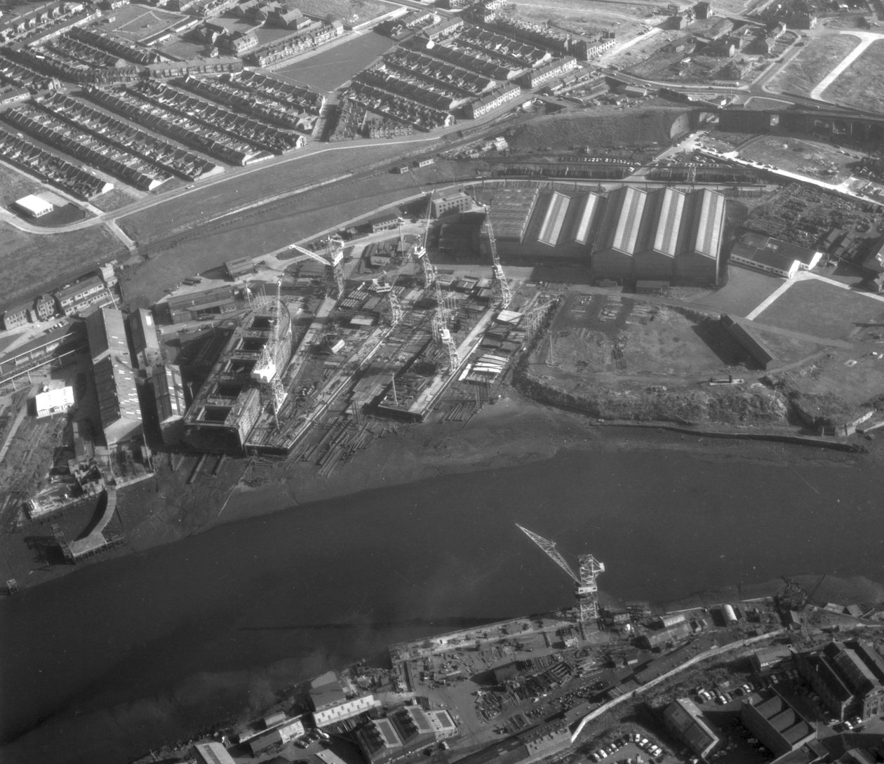 Vista aerea del cantiere navale di Southwick che mostra le navi in costruzione, inclusa Nicola, il primo SD14, Sunderland, 11 ottobre 1967 da Unbekannt Unbekannt