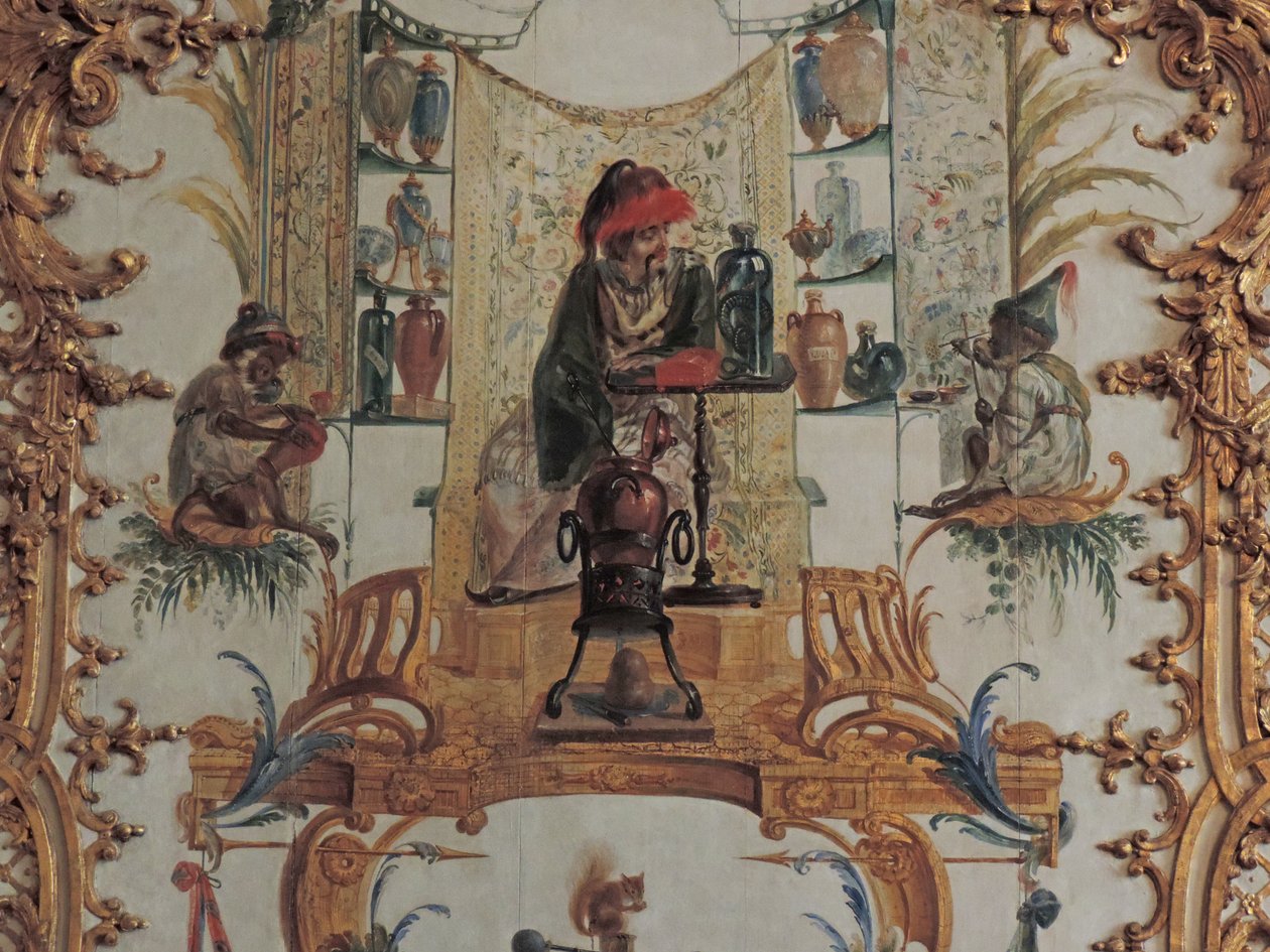 Chantilly, Castello: (dettaglio) della decorazione nella Grande Singerie di Christophe Huet, 1737 da Unknown