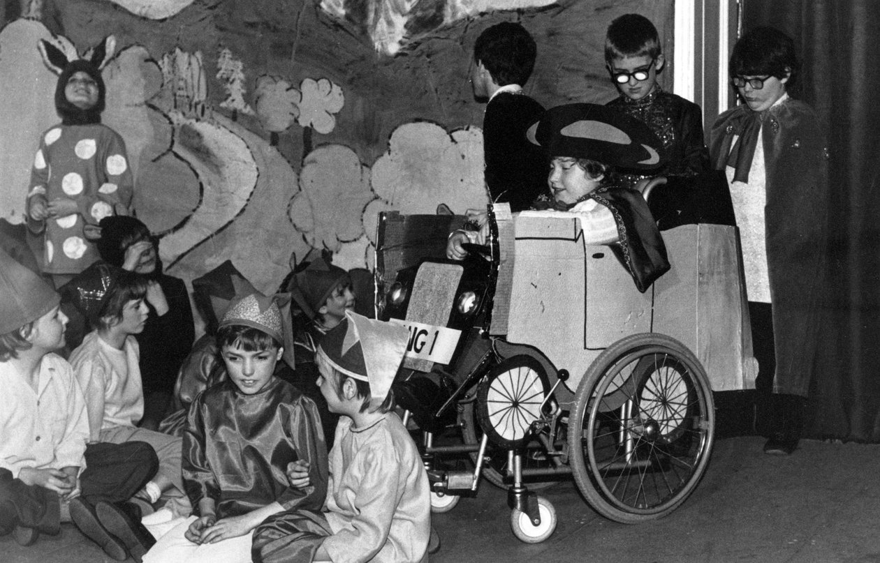 Bambini che recitano in una recita scolastica alla Royal Victoria School for the Blind, probabilmente una rappresentazione della Natività, Newcastle upon Tyne, UK, 1982 da Unbekannt Unbekannt