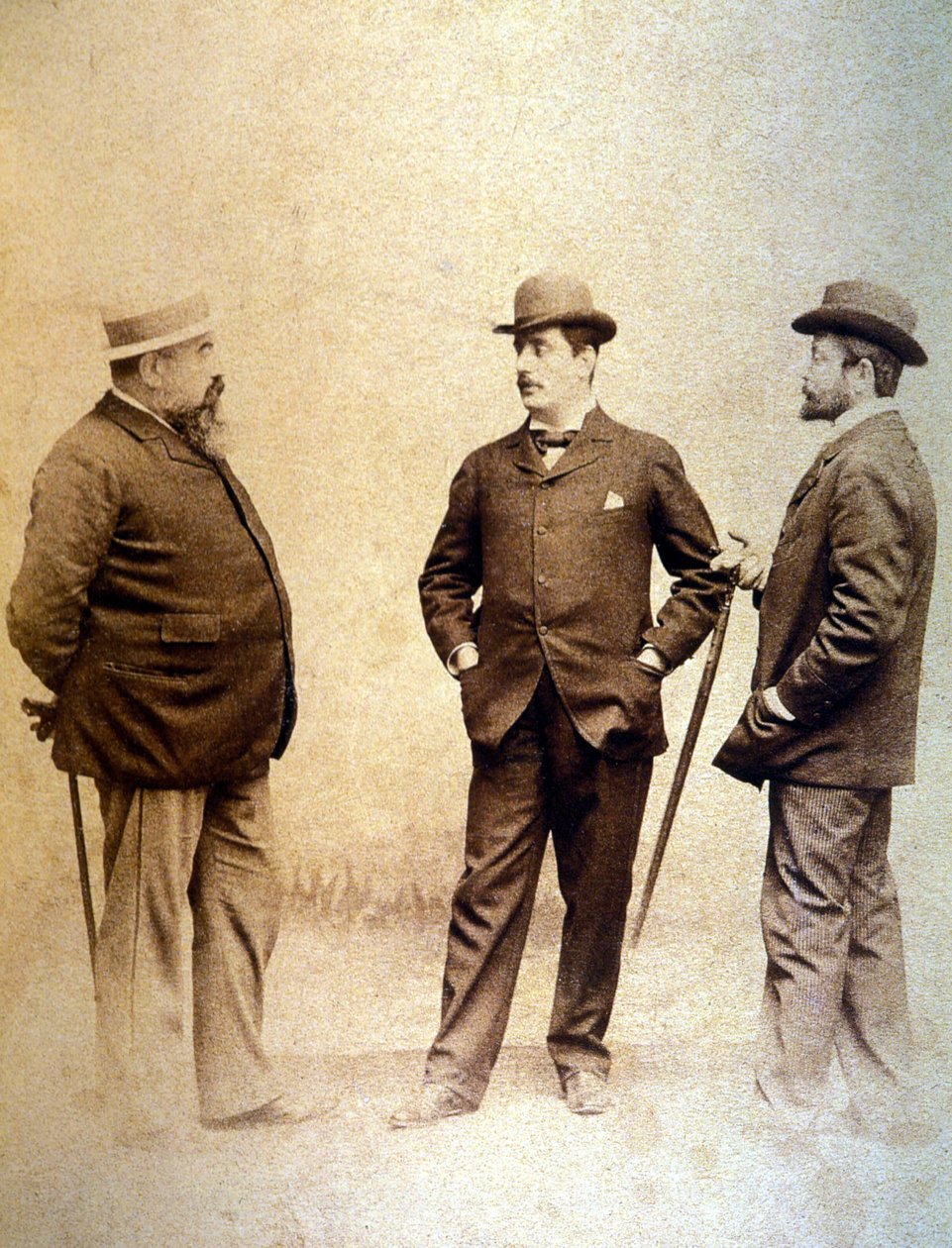 Giacomo Puccini (1858-1924), al centro, con i suoi librettisti, Giuseppe Giacosa (sinistra) e Luigi Illica (destra) da Unknown