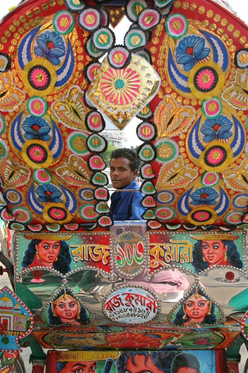 I risciò sono un mezzo di trasporto comune in Bangladesh. La decorazione dei risciò è una forma d