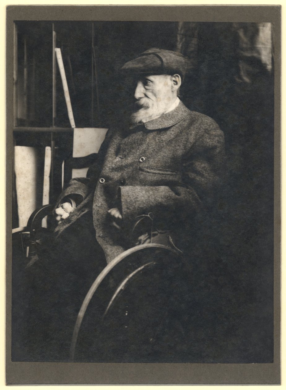 Auguste Renoir su una sedia a rotelle da French Photographer