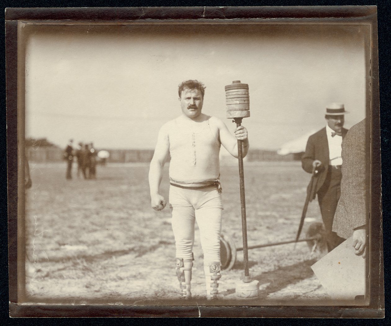 Fred Winters, concorrente nella gara di sollevamento pesi alle Olimpiadi del 1904, posa con i pesi da Unknown
