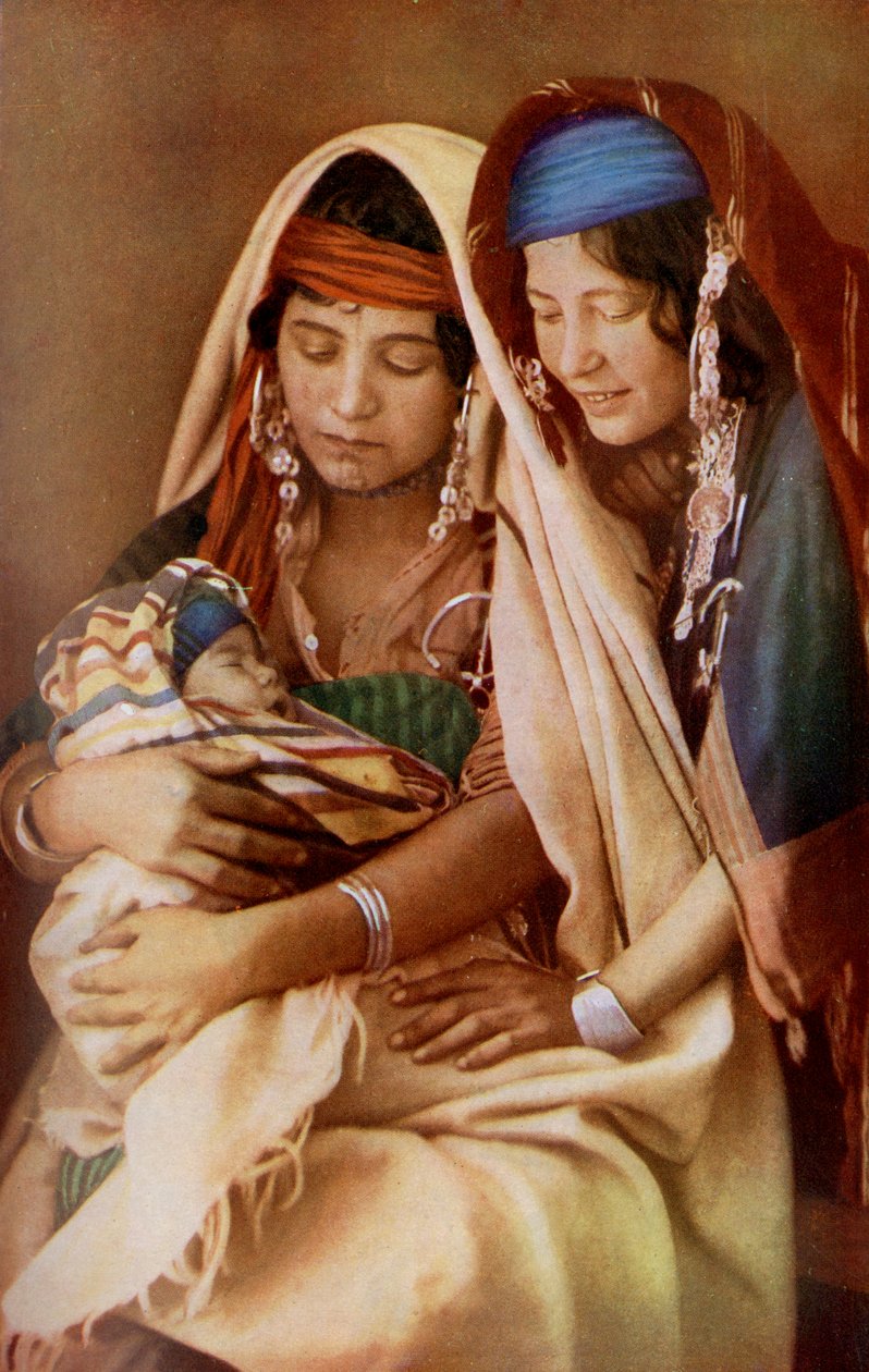 Africa. Due donne beduine con un neonato. 1920 da Unknown