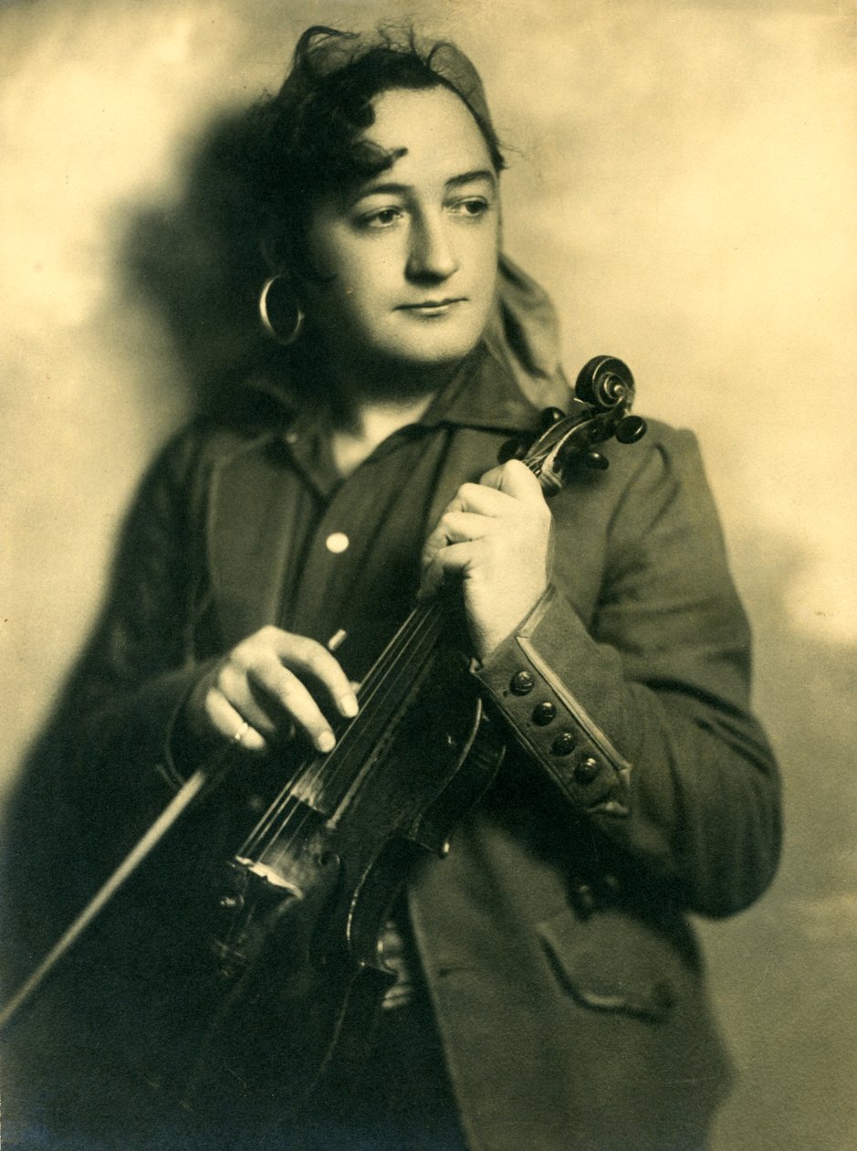 Alfred Gill con violino, c.1933 da Unknown