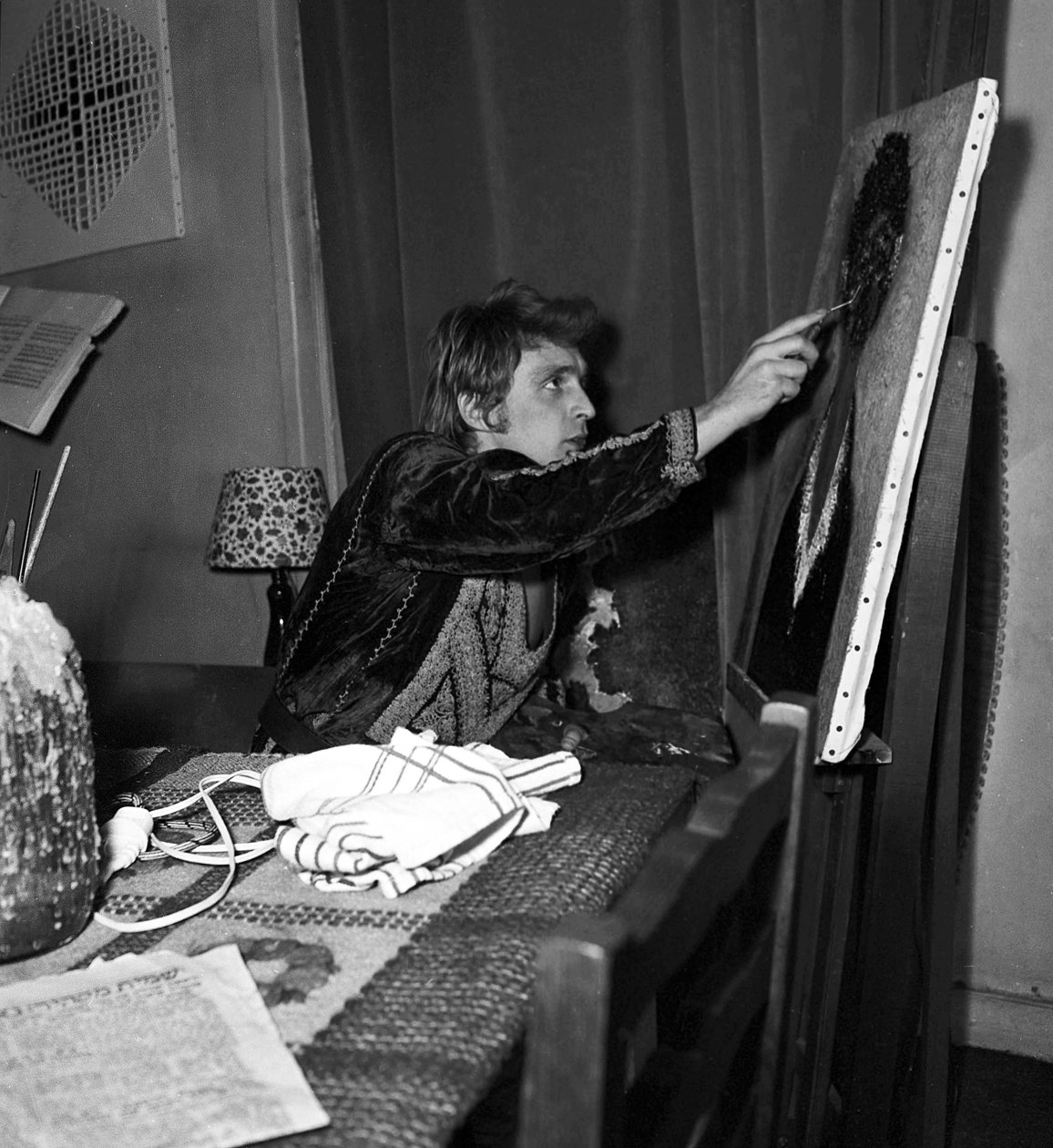 Il Cantante Francese Christophe (Daniel Bevilacqua) dipinge una tela a casa, 18 novembre 1969 da Unknown