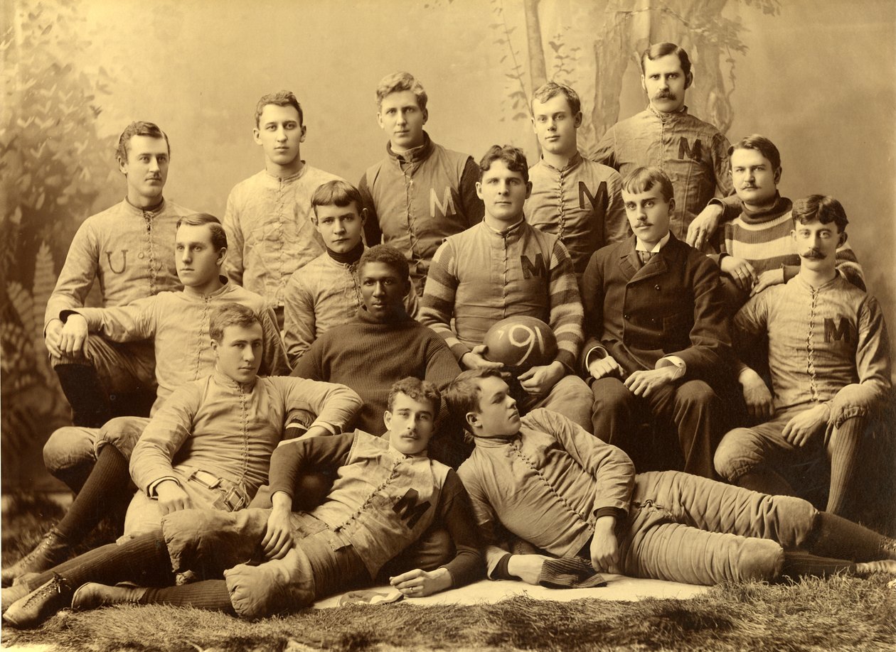 Ritratto di gruppo della squadra di football dei Michigan Wolverines, 1890 da Unknown