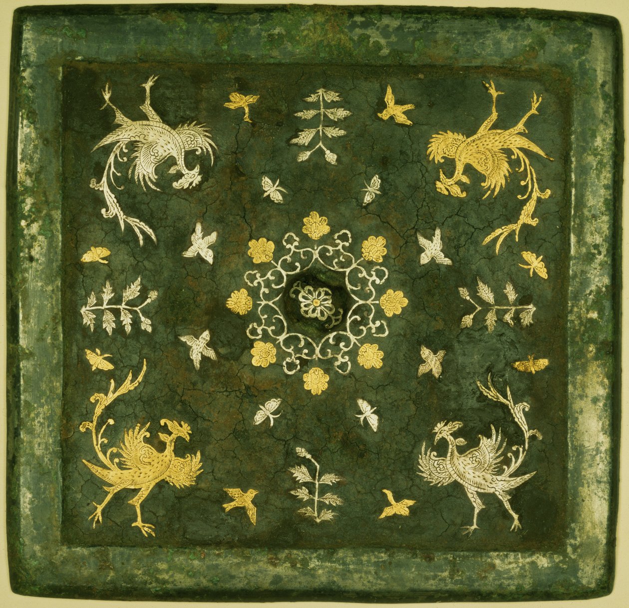 Specchio, bronzo con retro laccato, decorato in oro e argento con motivi a volute, Dinastia Tang (618-906) da Unknown