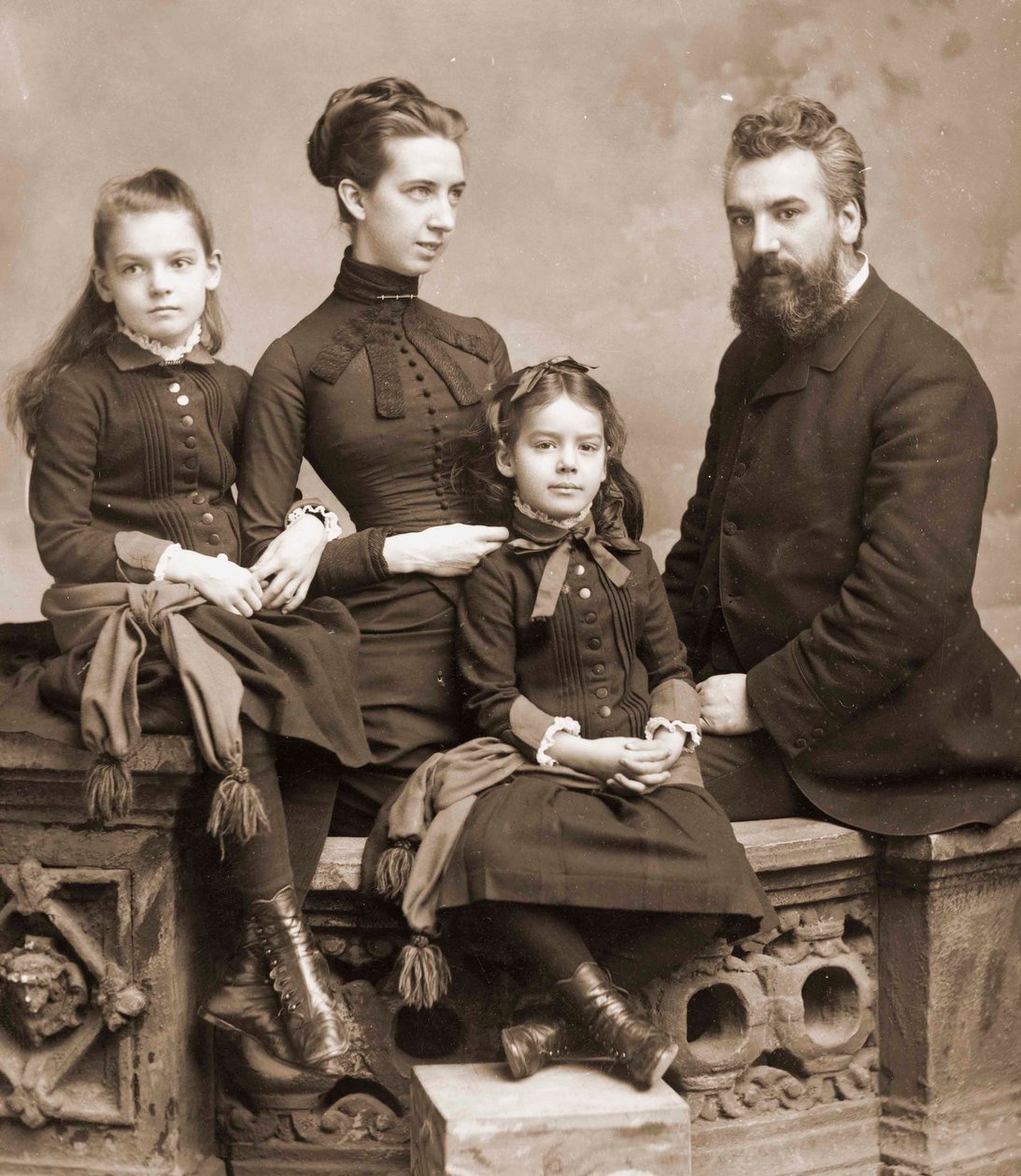 Ritratto di Alexander Graham Bell, sua moglie Mabel Gardiner Hubbard e le loro figlie Elsie e Marian c.1885 da Unknown
