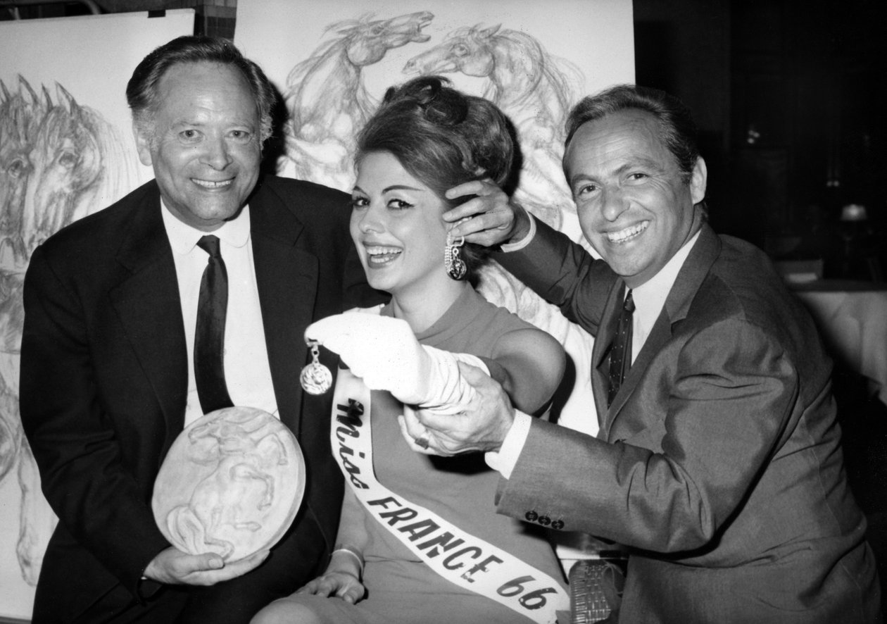 Rene Bollinger (a Sinistra) e Guy Lux Circondano Monique Boucher 