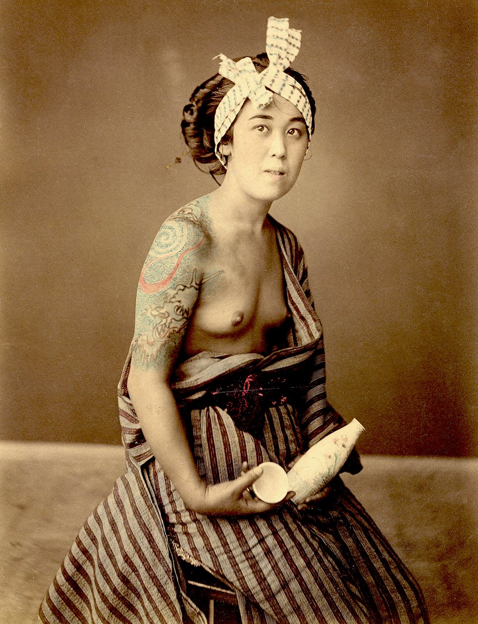 Donna giapponese tatuata, c.1890 (foto colorata a mano) da Unknown