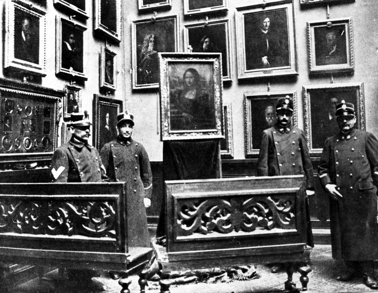 La Gioconda con guardie nel museo degli Uffizi a Firenze, il dipinto appena ritrovato dopo il furto al museo del Louvre da parte del pittore italiano Vincenzo Peruggia il 21 agosto 1911 da Unknown
