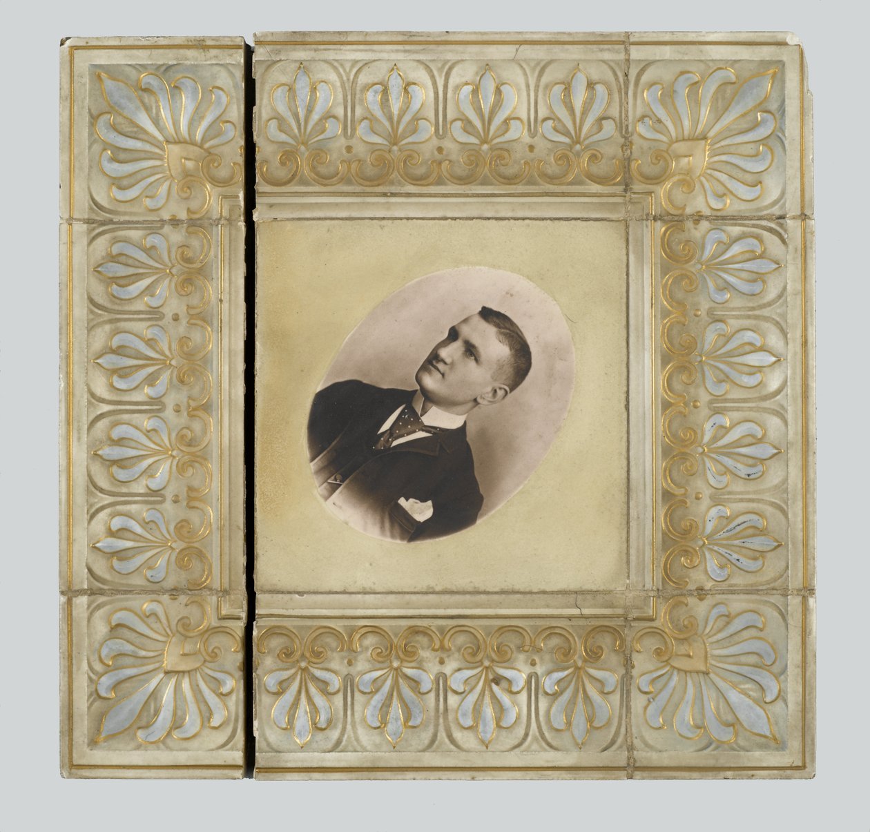 Piastrella, dalla American Encaustic Tile Company Ltd., prodotta a Zanesville, 1895 da American School