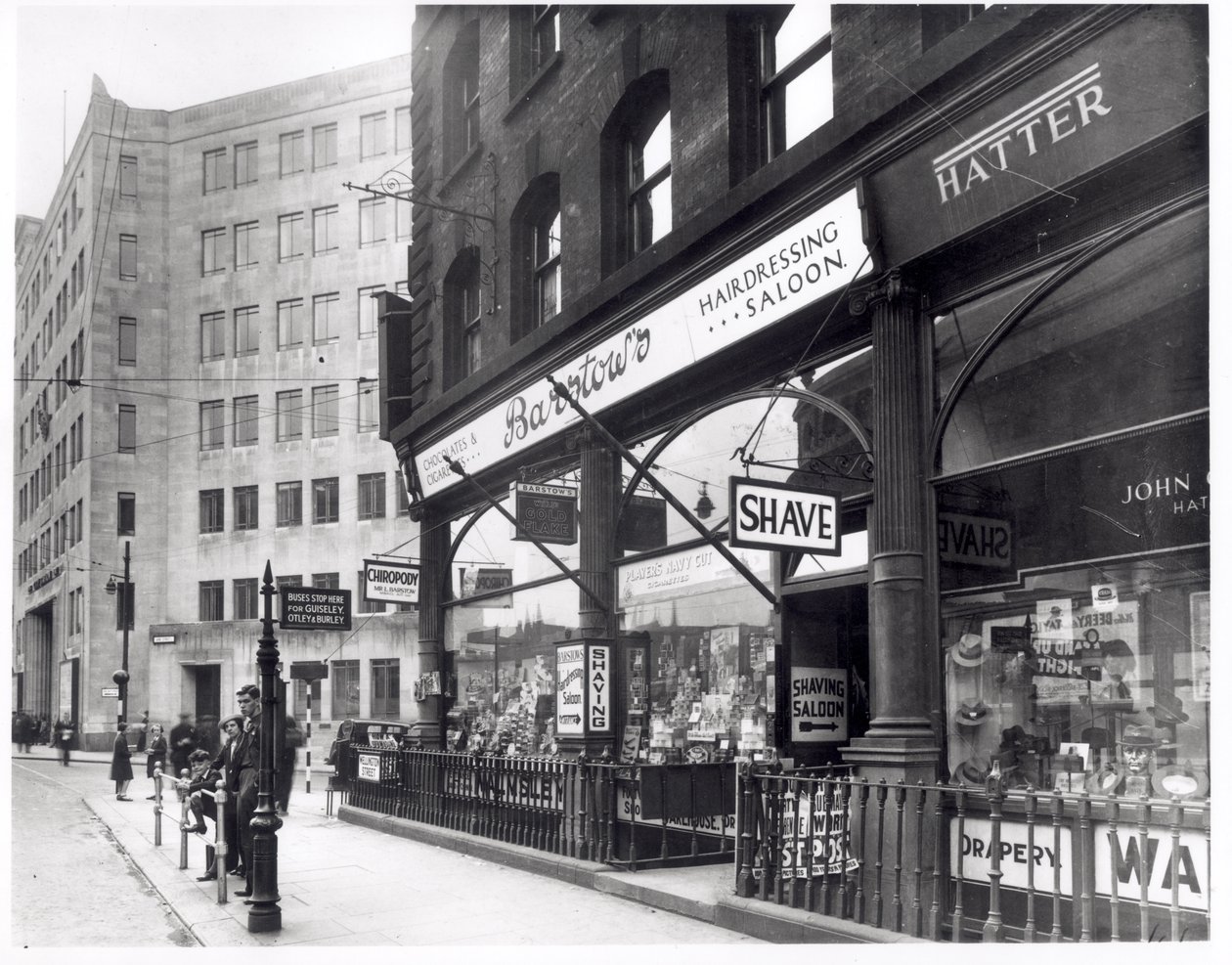 Barstows barbershop in Wellington Street, Leeds, 1939 da English Photographer