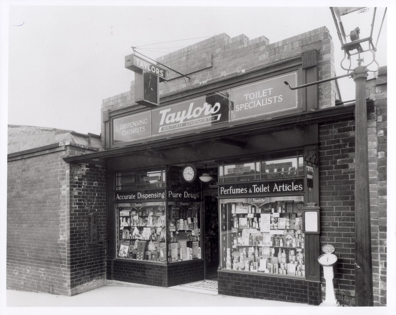 Taylors Chemists, Burley Road, Leeds, 20 aprile 1936 da English Photographer