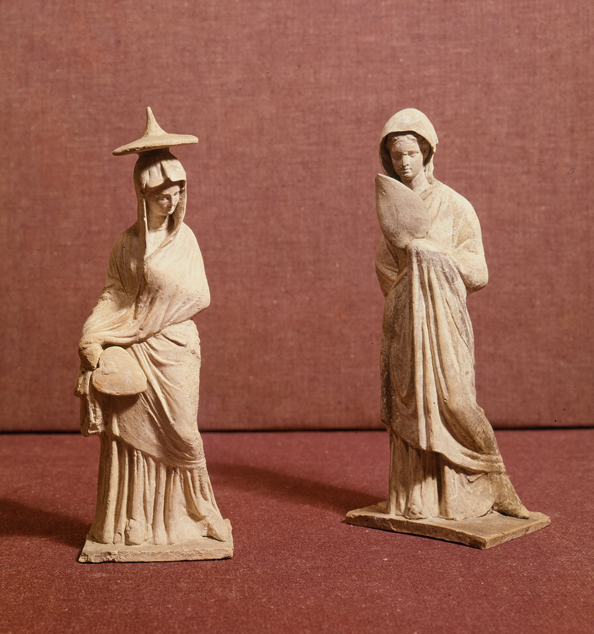 Due statue di donne in piedi, da Tanagra, c.350 a.C. da Greek School