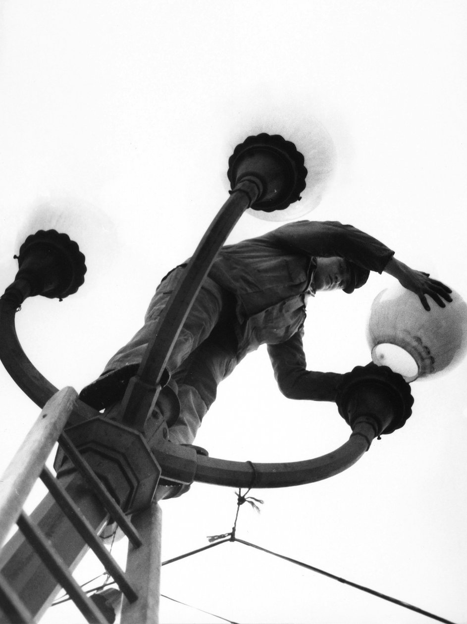 Giovane accenditore di lampioni, Italia, c.1960 da Achille Villani