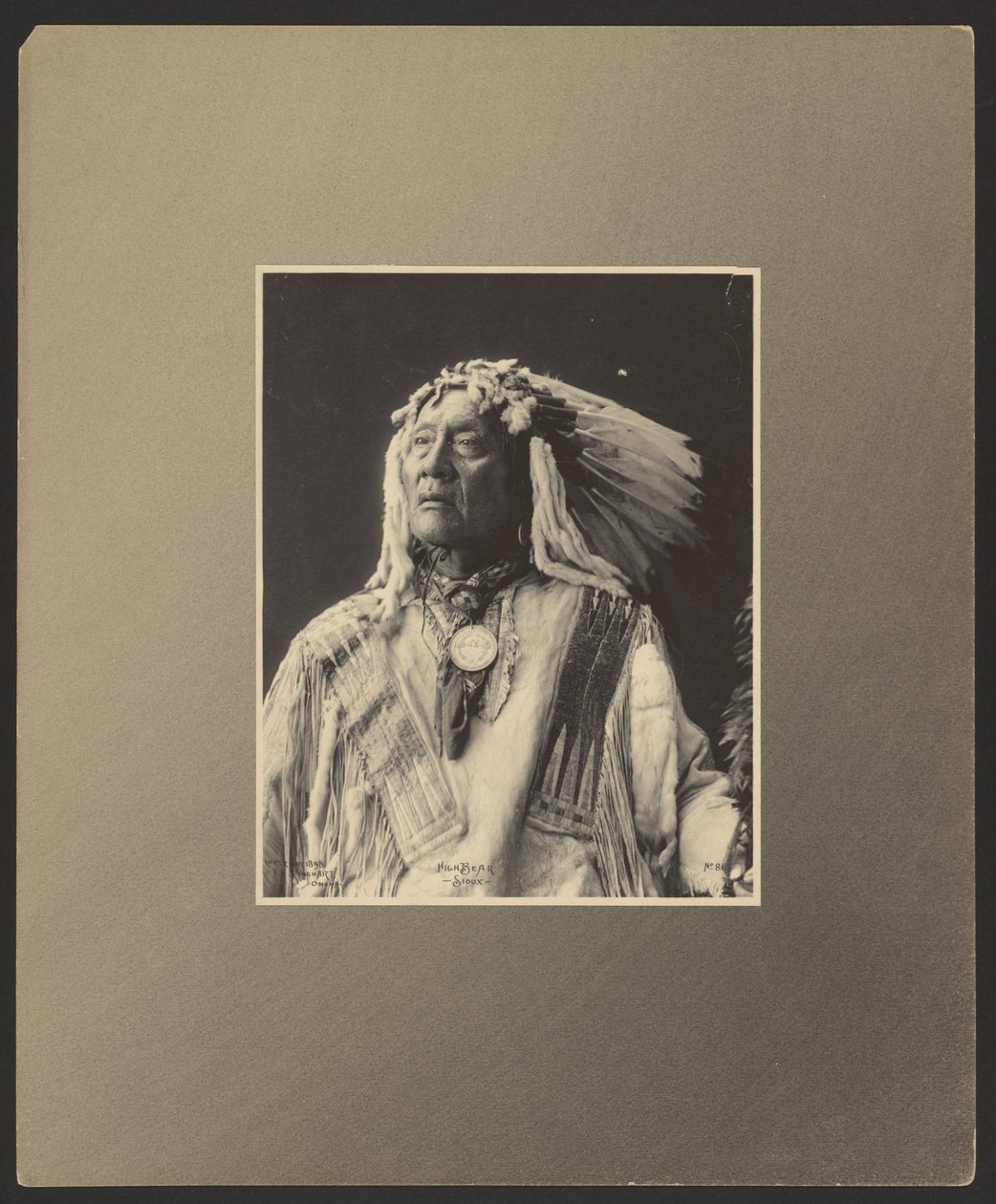 Orso Alto, Sioux da Adolph F. Muhr