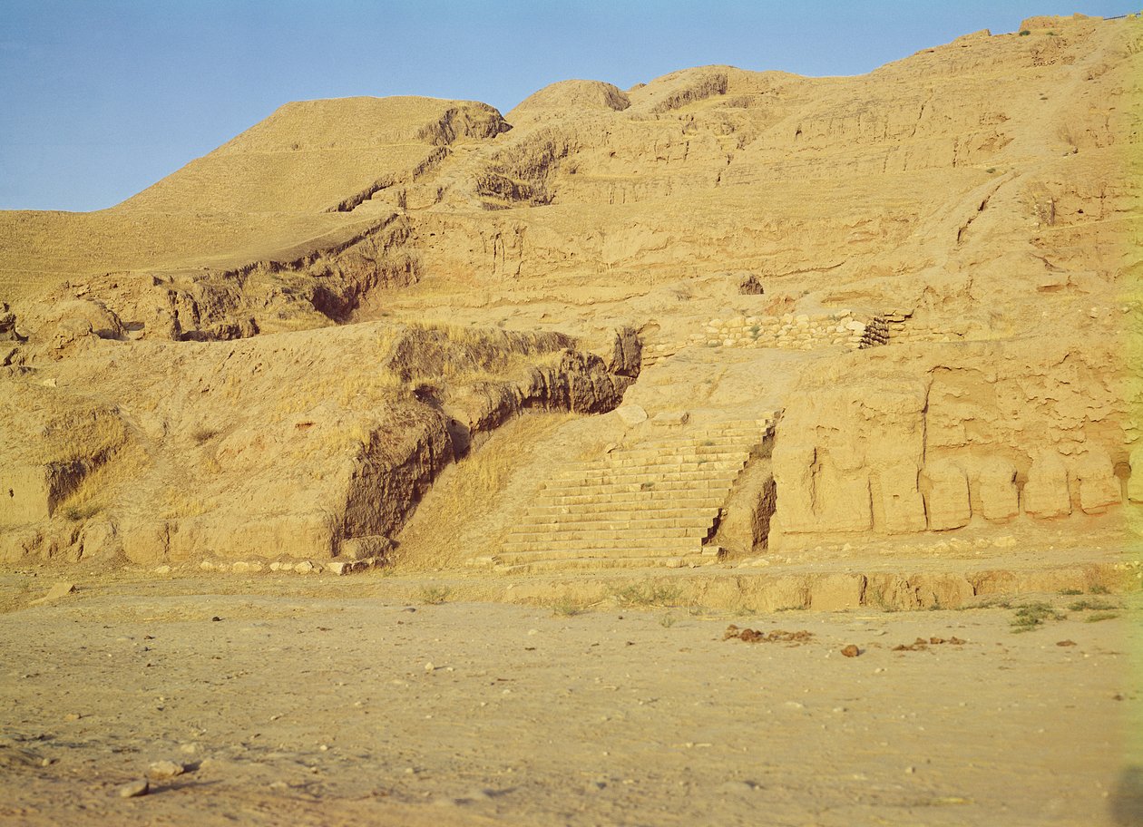 Vista dei gradini, terrazze e tempio zoroastriano da Afghan School