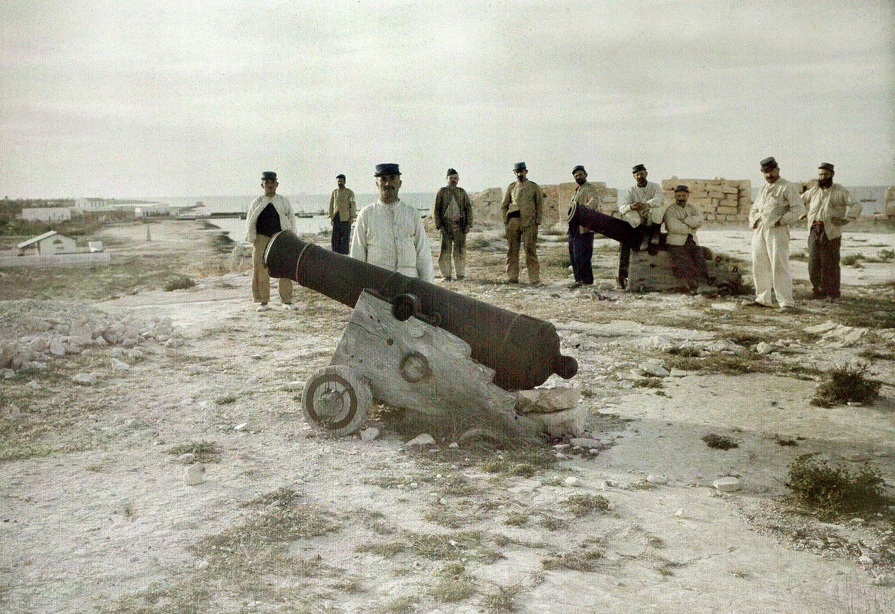 Soldati e cannoni in una vecchia fortezza turca, Tunisia o Tripolitania, 3 marzo 1916 da Albert Samama Chikli