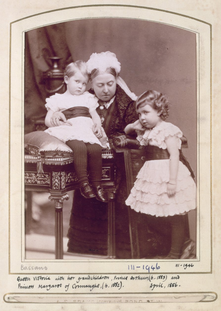 Regina Vittoria (1819-1901) con i suoi nipoti, Principe Arturo (n.1883) e Principessa Margherita di Connaught (n.1882) aprile 1886 da Alexander Bassano