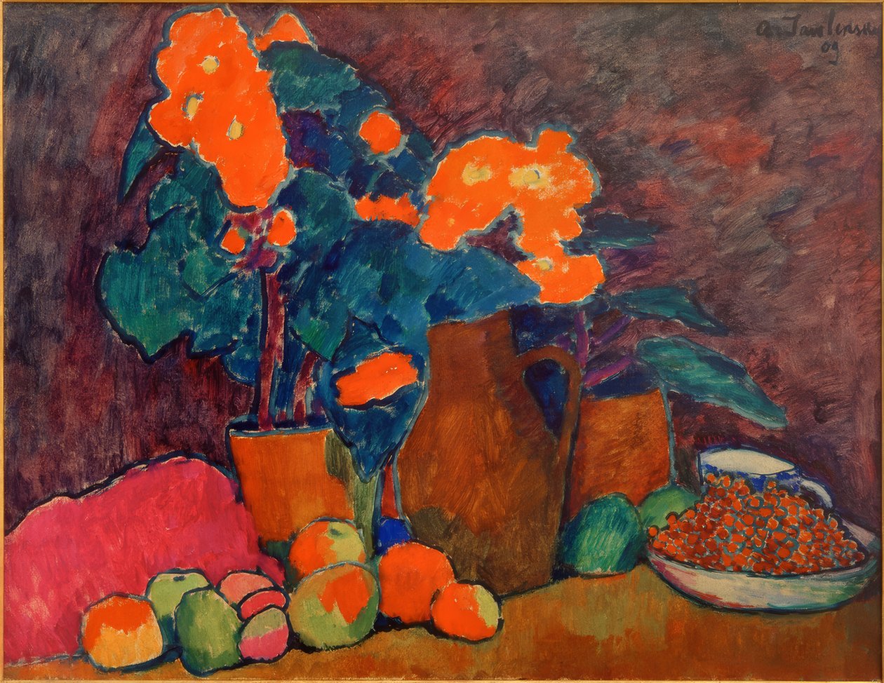 Natura morta con fiori, frutta e bottiglia da Alexej von Jawlensky