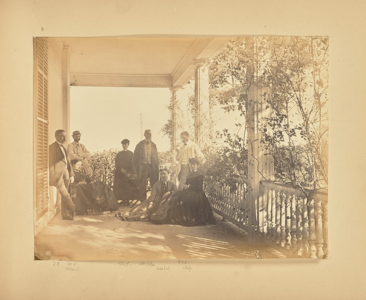 [Ritratto di gruppo in veranda] da Alfred Booth