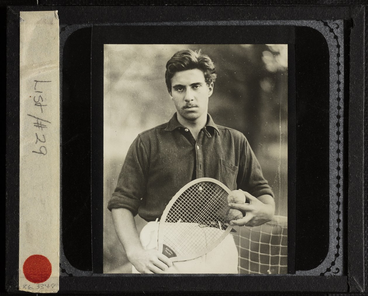 Senza titolo (Il nipote Edward con la racchetta da tennis) da Alfred Stieglitz