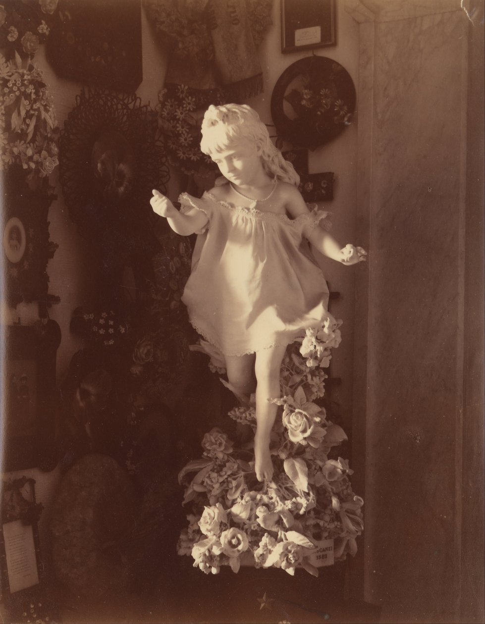 Statua di una bambina da Alfredo Noack
