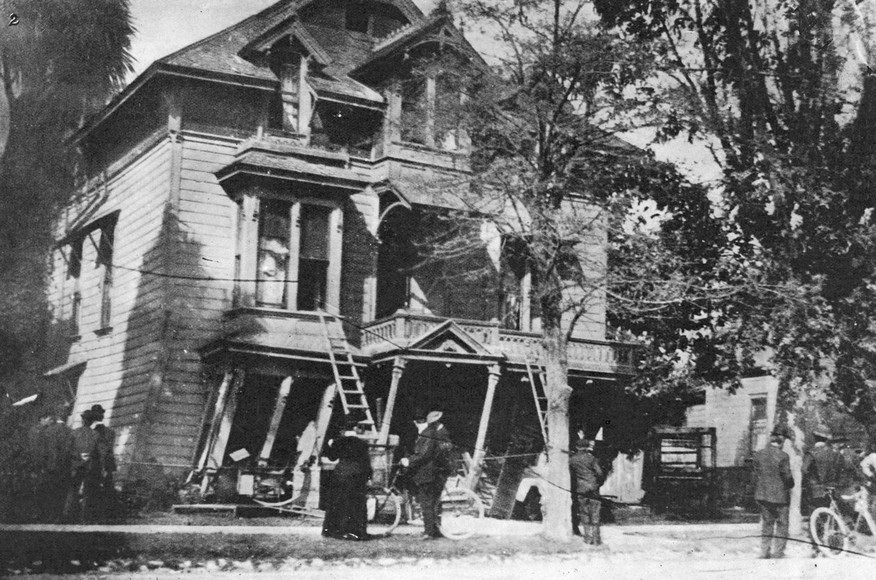 Una casa sul punto di crollare dopo il terremoto di San Francisco del 1906 da American Photographer