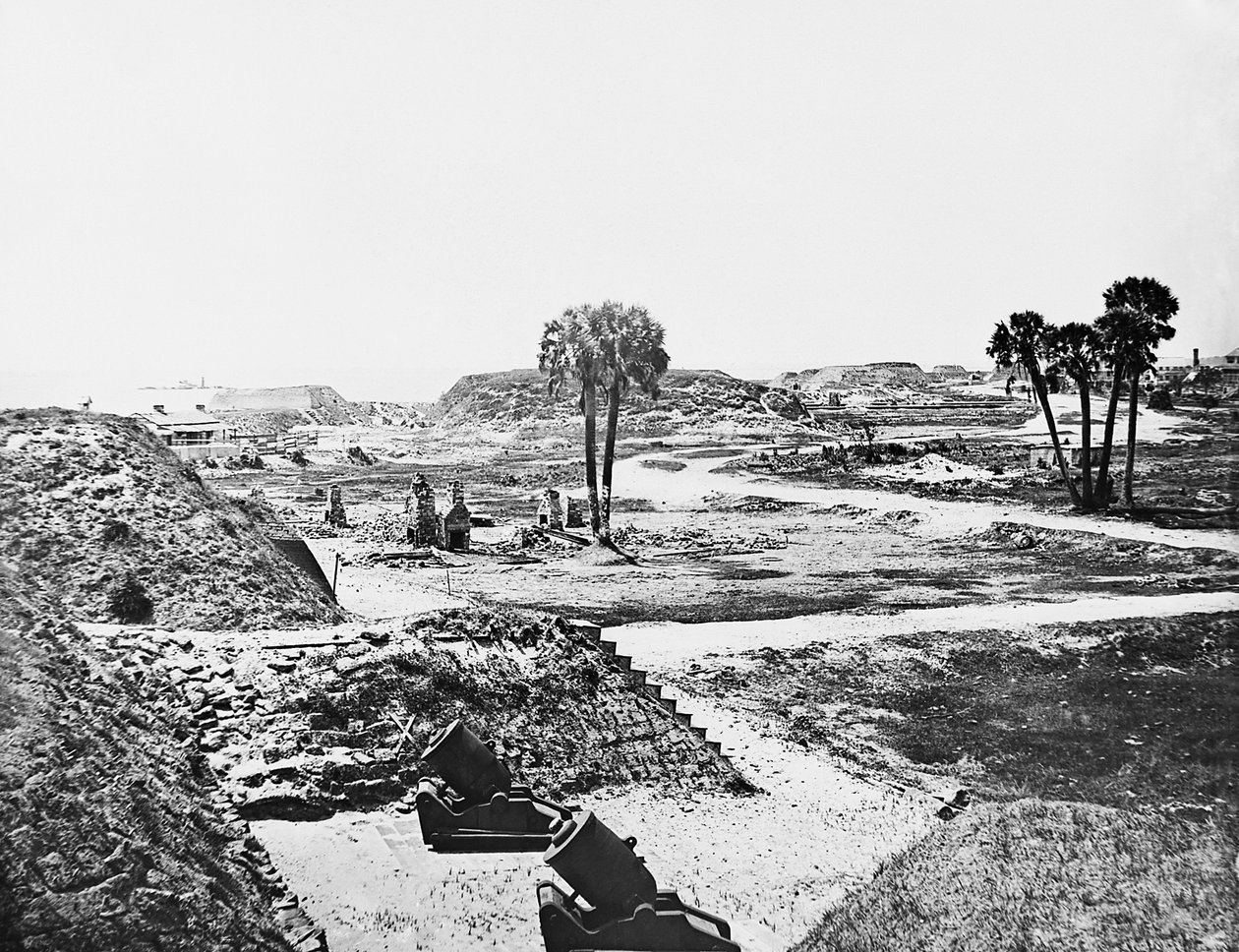 Mortai abbandonati e fortificazioni confederate vuote accanto a Fort Moultrie sull