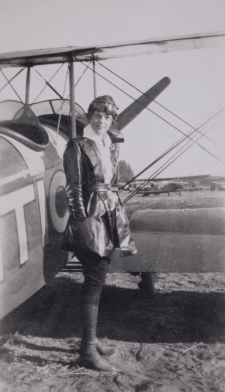 Amelia Earhart (1897-1937) accanto al biplano McLintic, c.1922 da American Photographer