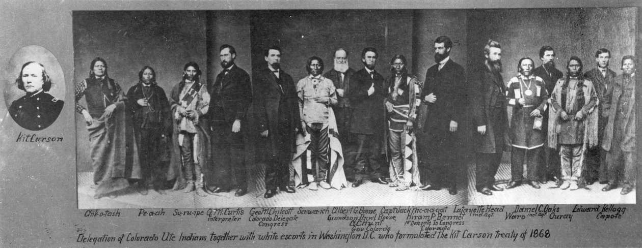 Delegazione di Ute Indiani del Colorado con scorte bianche a Washington, D.C., che hanno formulato il Trattato di Kit Carson da American Photographer