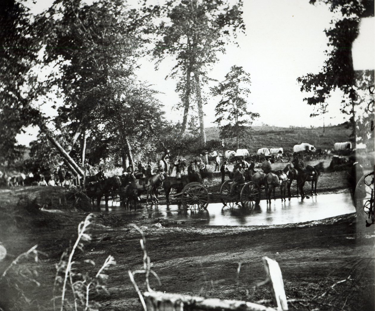 Batteria federale che attraversa un affluente del fiume Rappahannock il giorno della battaglia, Cedar Mountain, Virginia, 9 agosto 1862 da American Photographer