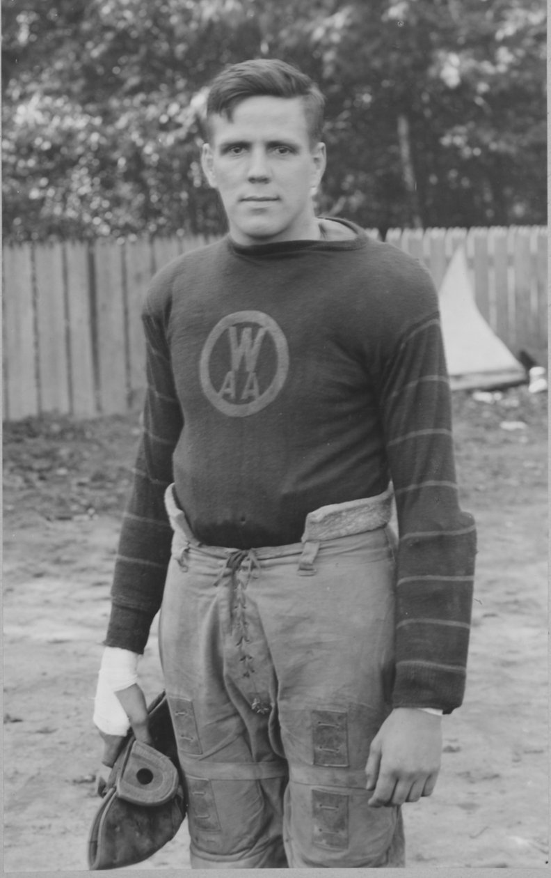 P. Freeman, assistente allenatore, squadra di calcio della Westinghouse Athletic Association, 1923 da American Photographer