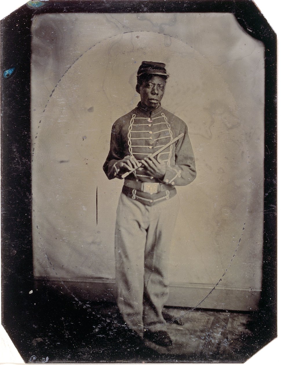 Soldato John Goosberry, Compagnia E, 54° Reggimento di Fanteria del Massachusetts, c.1865 da American Photographer