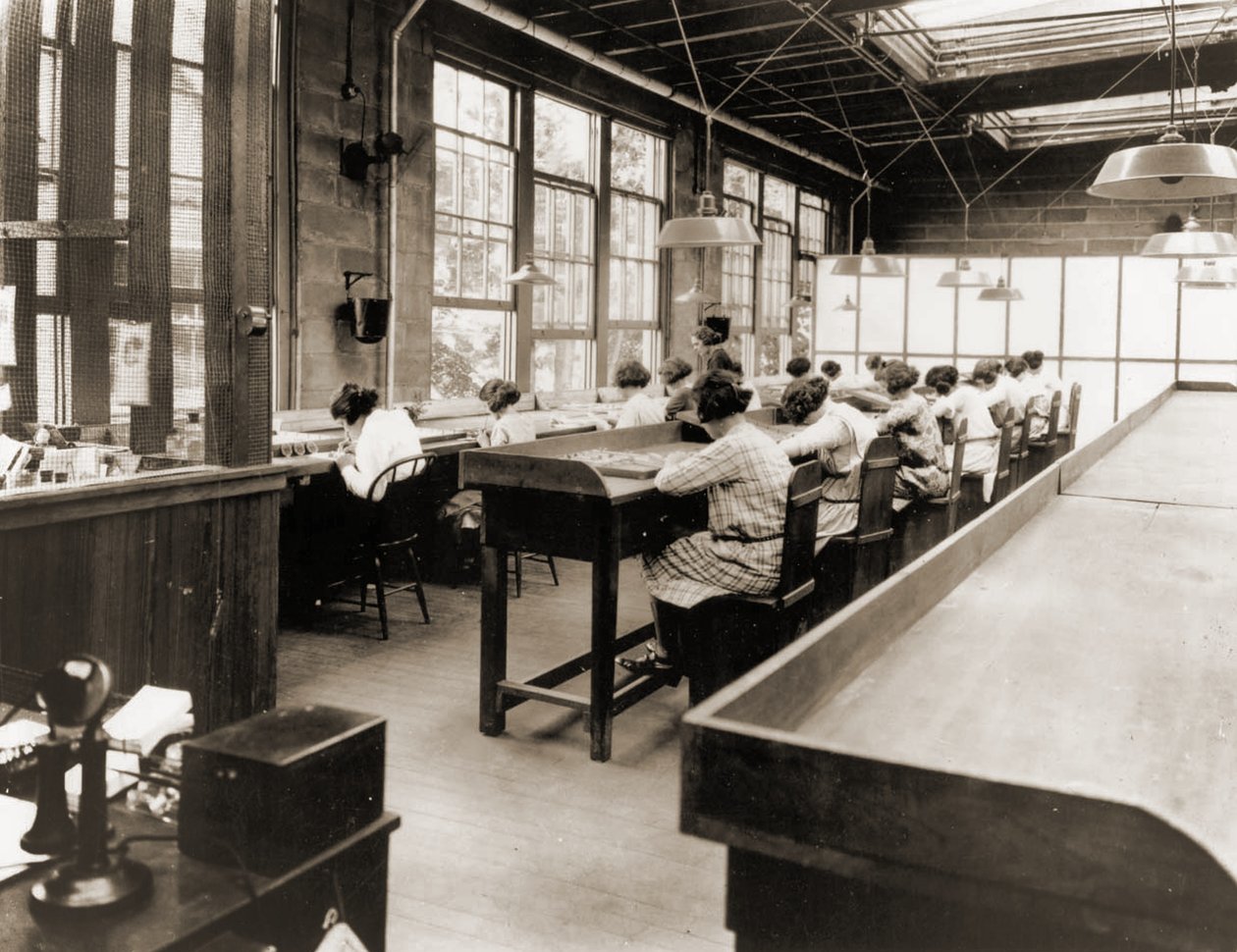 Le ragazze del radio lavorano in una fabbrica della United States Radium Corporation, c.1922 (foto seppia) da American Photographer