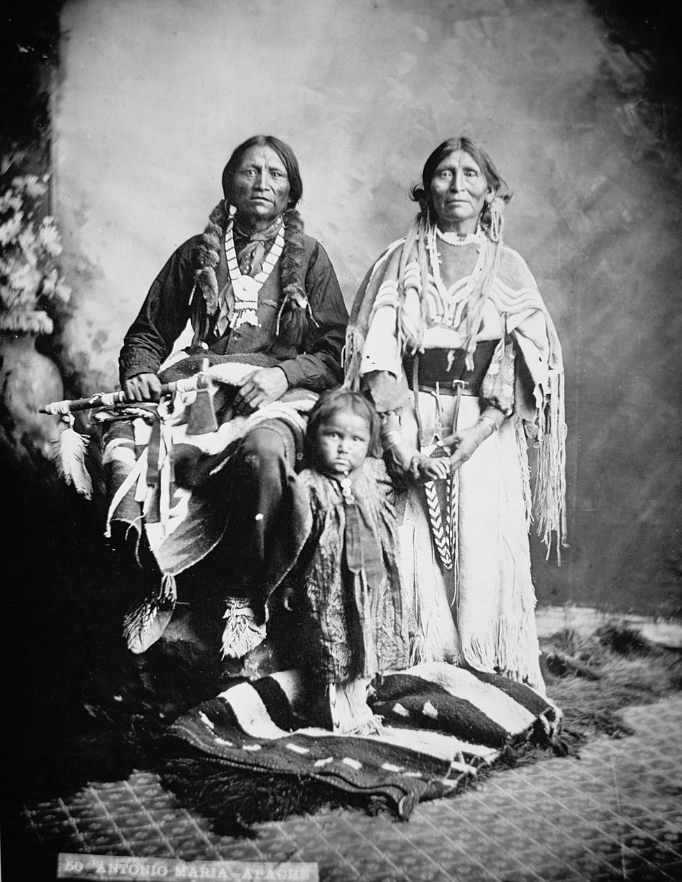 Capo Apache Antonio Maria con la sua famiglia da American Photographer