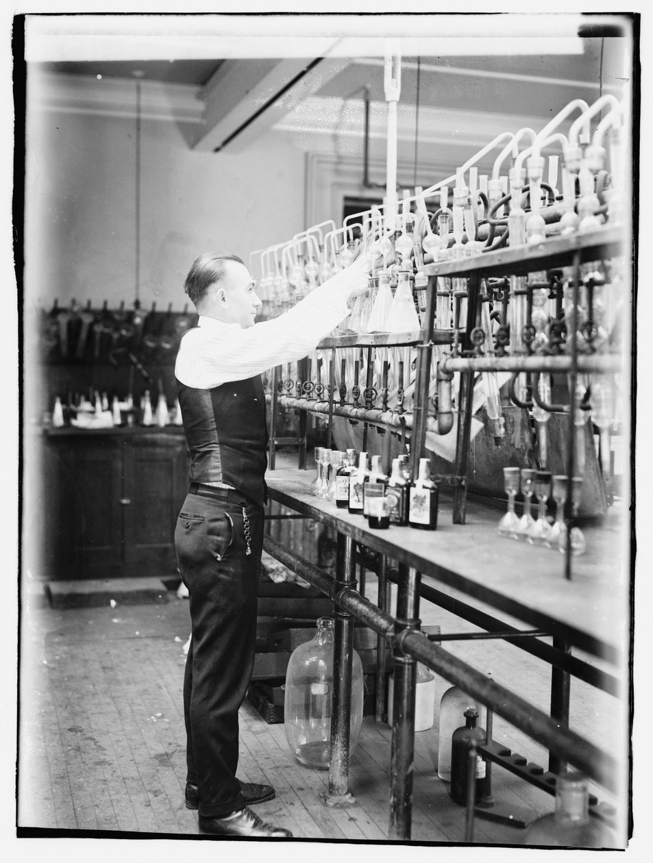 Chimico del Bureau delle Entrate Interno G.F. Beyer da American Photographer