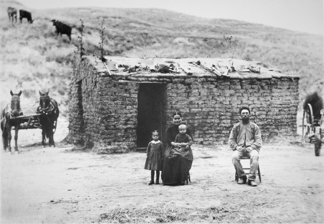 Famiglia pioniera con la loro casa di zolle, Nebraska da American Photographer