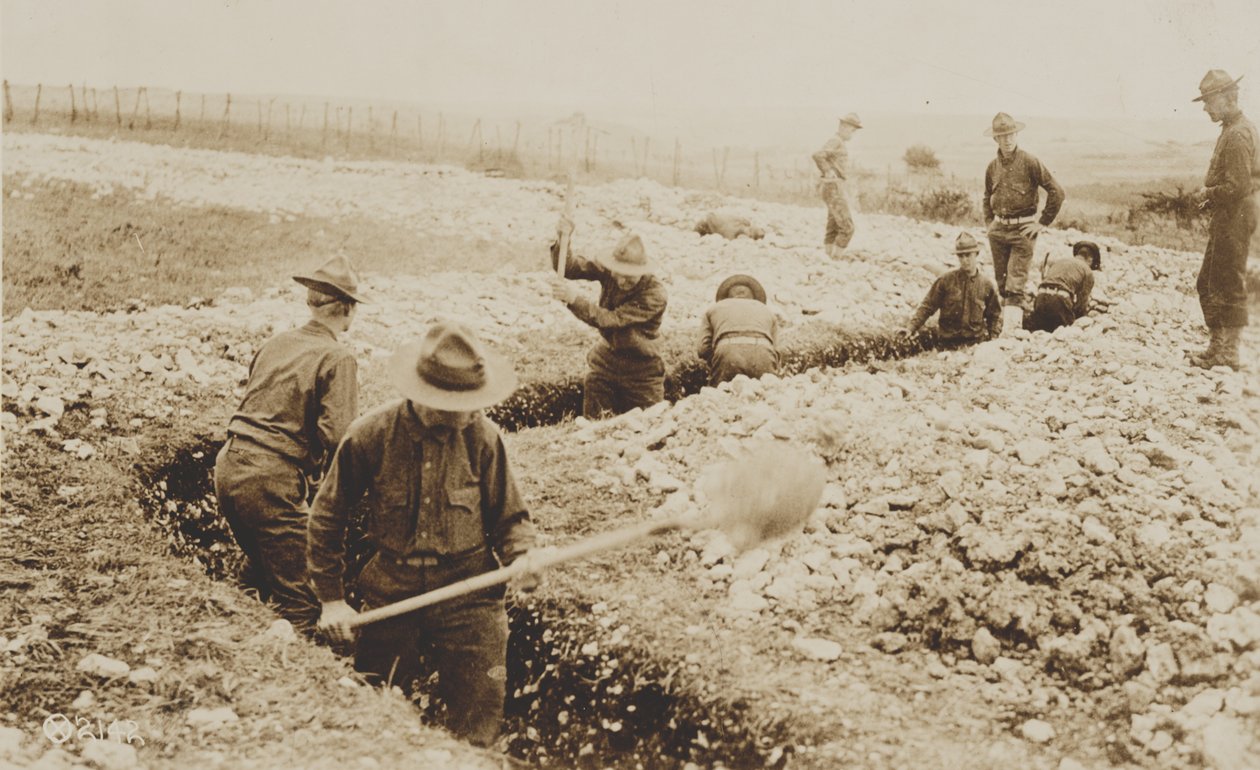 Marines statunitensi in Francia che scavano, 1917-19 da American Photographer