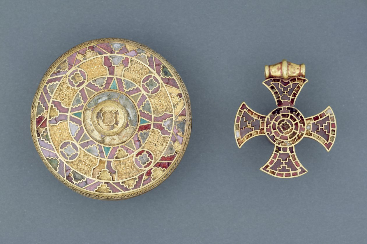 Ciondolo a croce con gioielli, da Ixworth, Suffolk; e spilla a disco con gioielli, da Sarre, Kent, anglosassone da Anglo Saxon