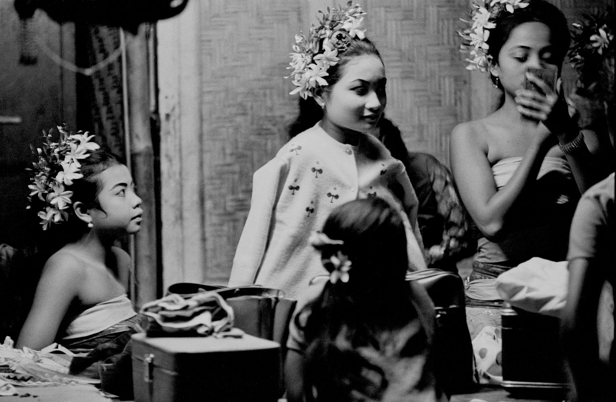 Ballerini di Bali, Hotel Tandjung Sari, Sanur da Angus Forbes