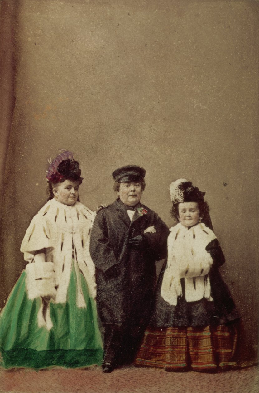 Charles Sherwood Stratton, noto come Generale Tom Thumb (1838-83), con sua moglie Lavinia (nata Warren) (1841-1919) e sua cognata, ritratto fotografico da Unbekannt Unbekannt