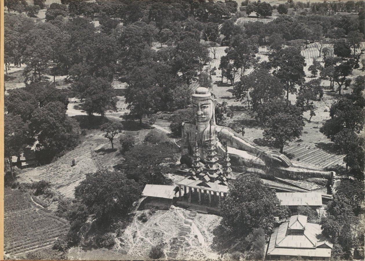 Statua del Buddha sdraiato e pagoda, vista dall