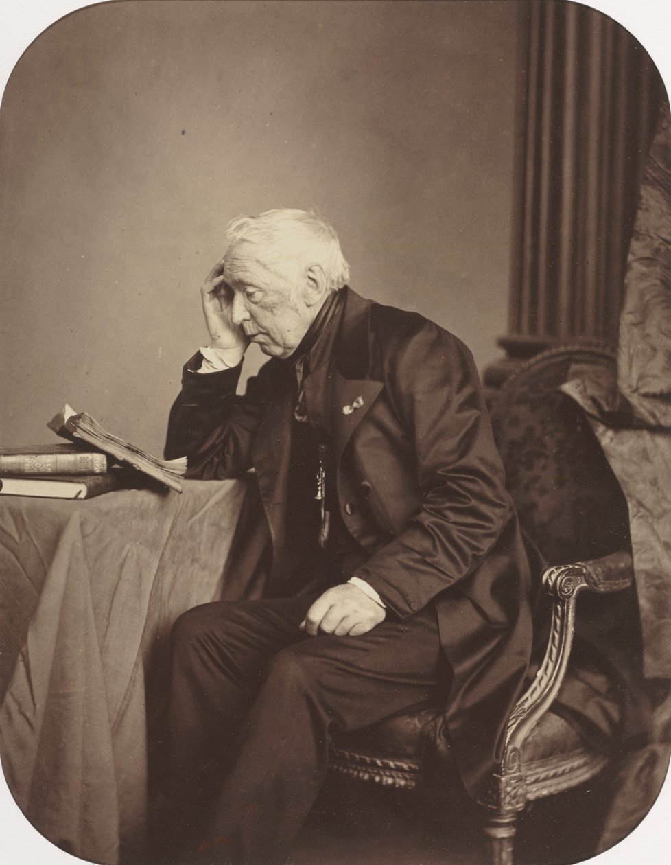 Sconosciuto maschio seduto da Antoine Samuel Adam Salomon