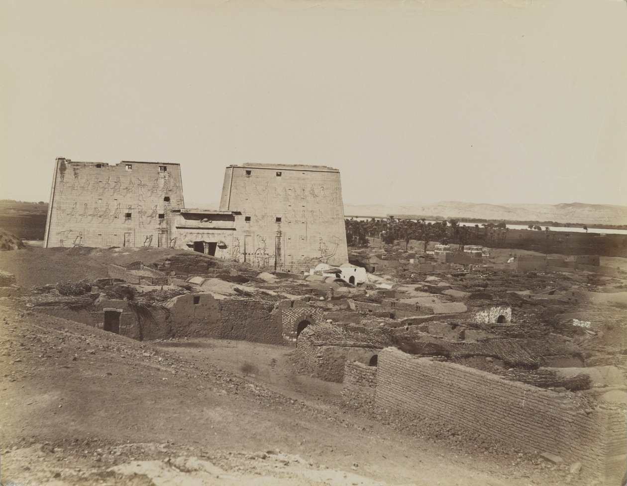 Edfu, vista del pilone e del villaggio da Antonio Beato