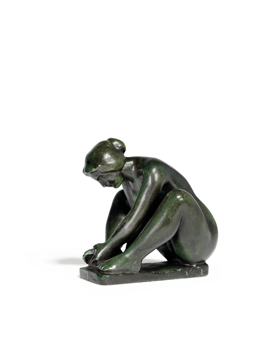 Ragazza accovacciata che tiene un piede da Aristide Maillol